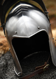 Bacinete de guerrero medieval, con visera