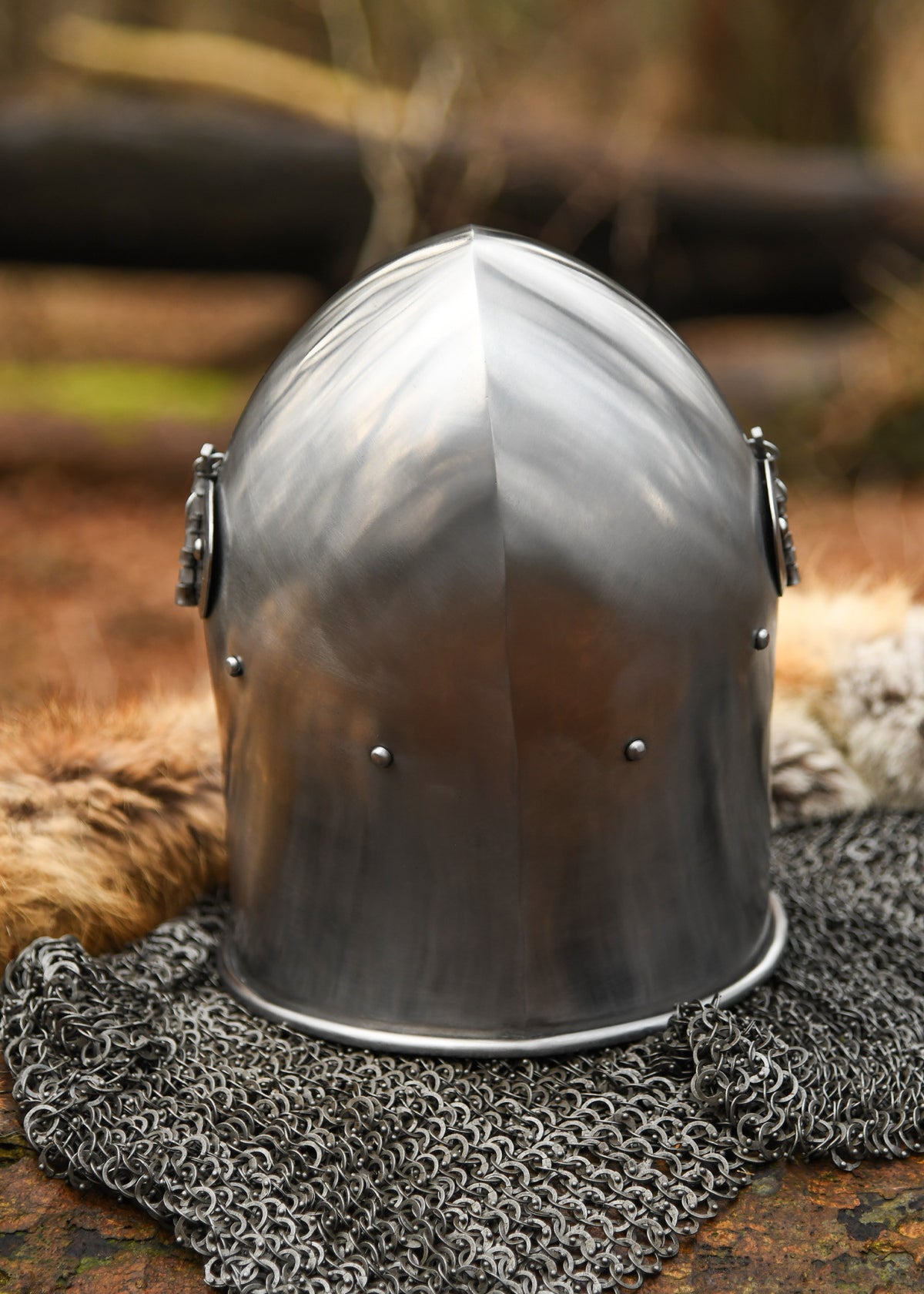 Bacinete de guerrero medieval, con visera