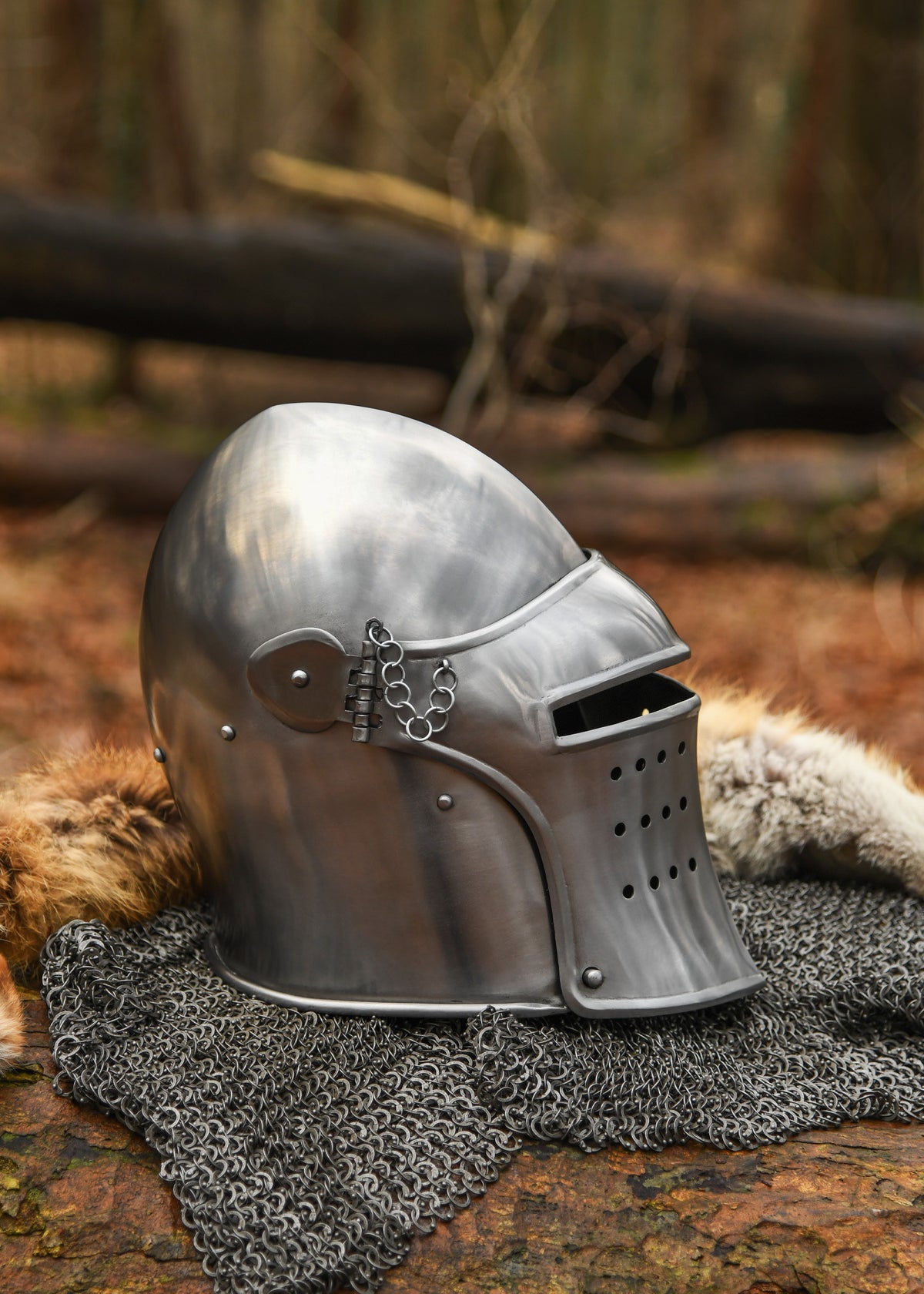 Bacinete de guerrero medieval, con visera