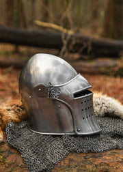 Bacinete de guerrero medieval, con visera
