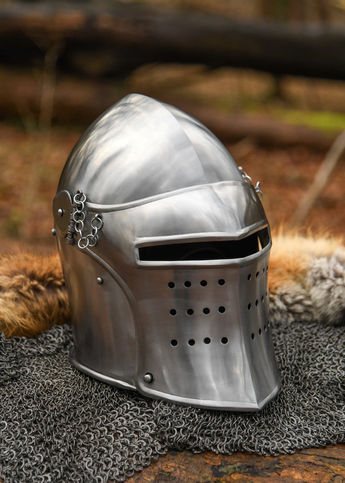 Bacinete de guerrero medieval, con visera