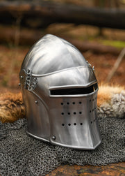 Bacinete de guerrero medieval, con visera