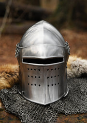 Bacinete de guerrero medieval, con visera