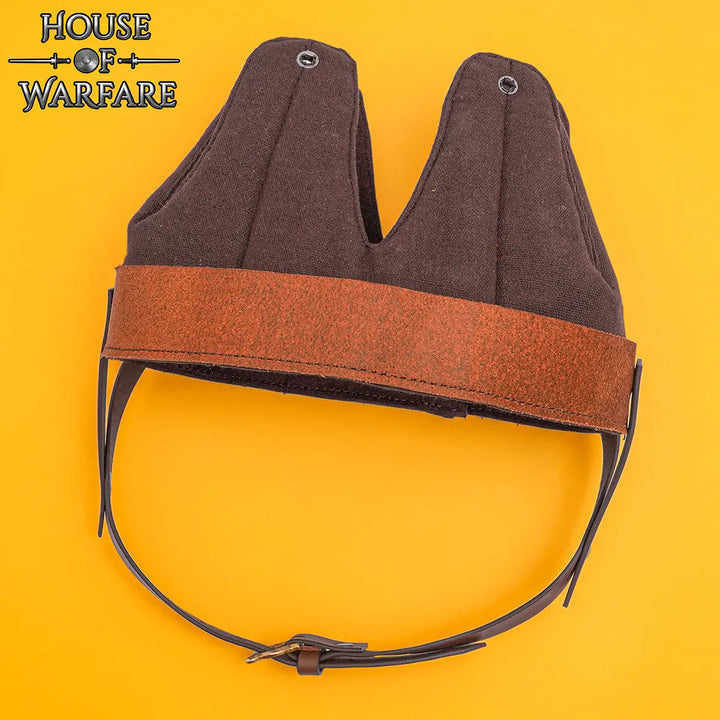 Forro acolchado de lona con correas para casco medieval