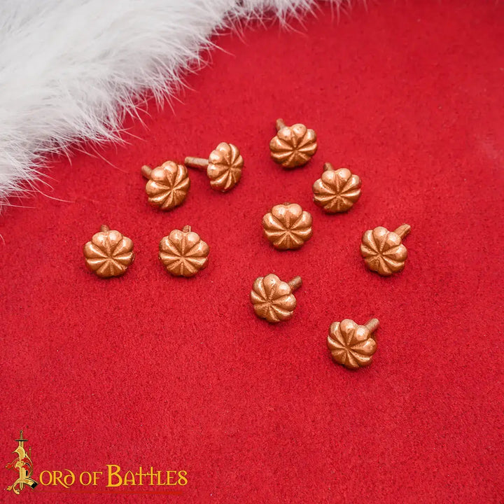 Pack 10 tachuelas decorativas motivos florales en latón, para cinturón