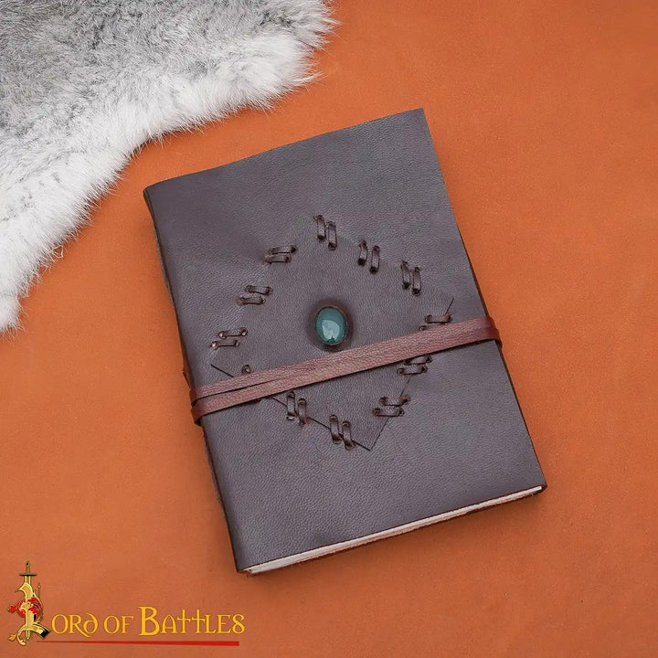 Diario medieval encuadernado en cuero marrón con piedra central