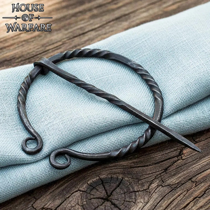 Fibula medieval en hierro enroscado, forjada a mano
