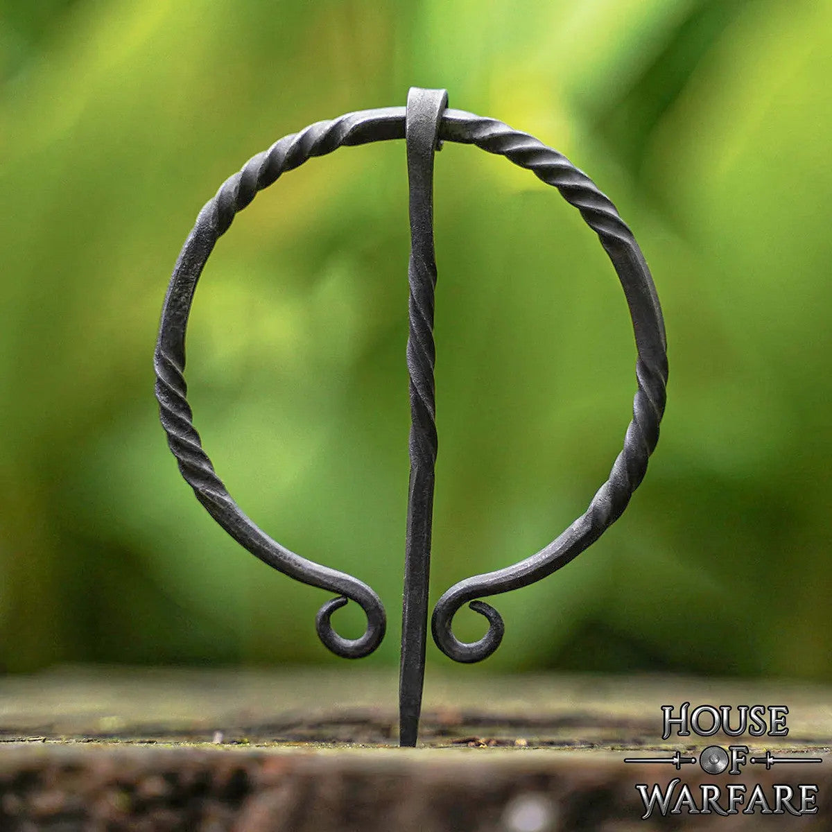 Fibula medieval en hierro enroscado, forjada a mano