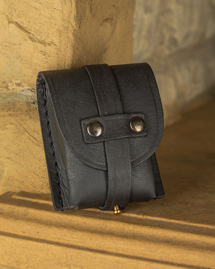 Bolso pequeño para cinturones en cuero negro, modelo Geralt