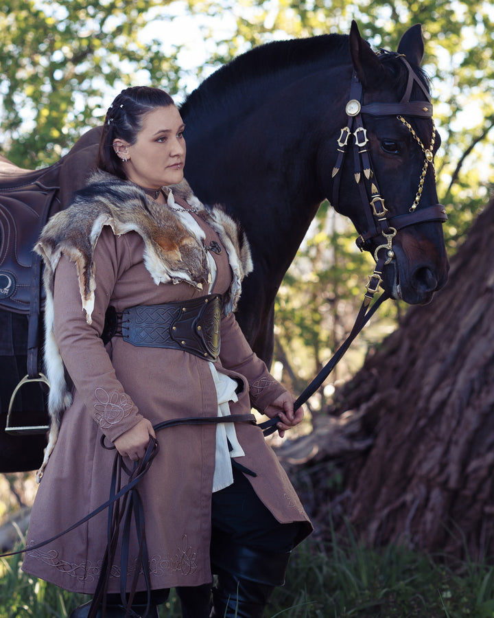 Sobrevesta vikinga para mujer modelo Grimhild, color arena