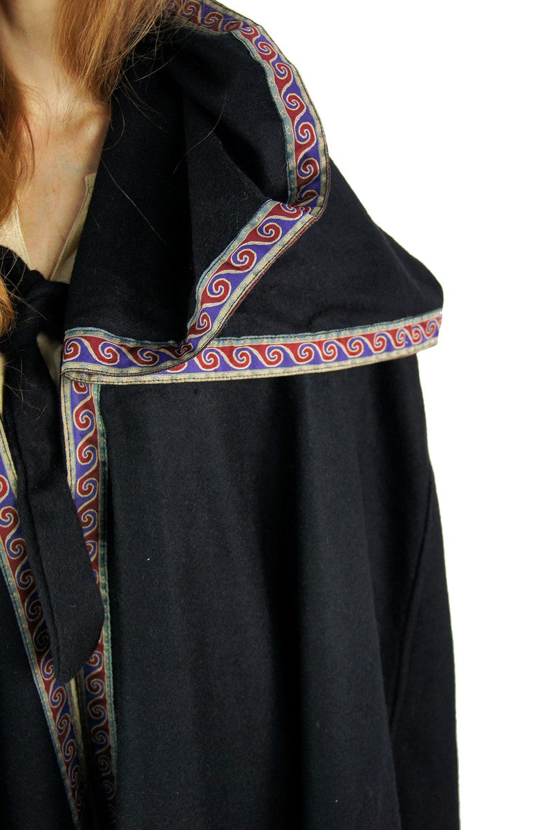 Capa medieval de lana con capucha