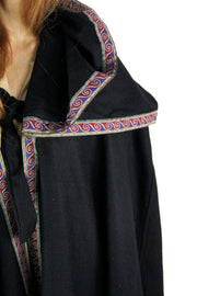 Capa medieval de lana con capucha
