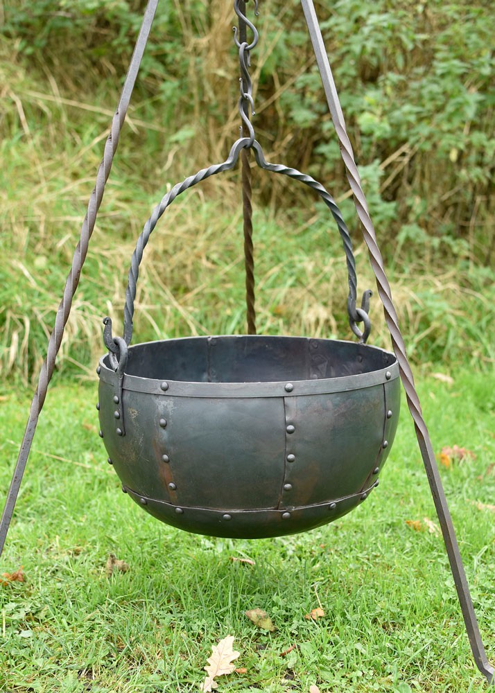 Caldero medieval remachado