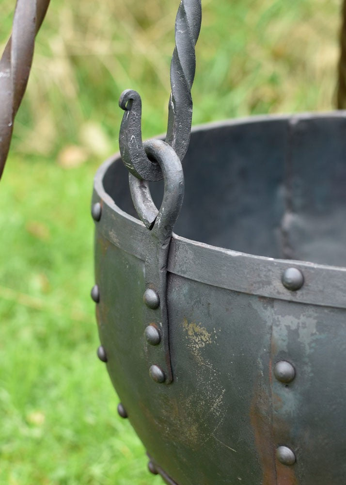 Caldero medieval remachado