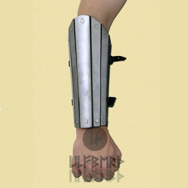 Brazalete de cuero con tiras de metal