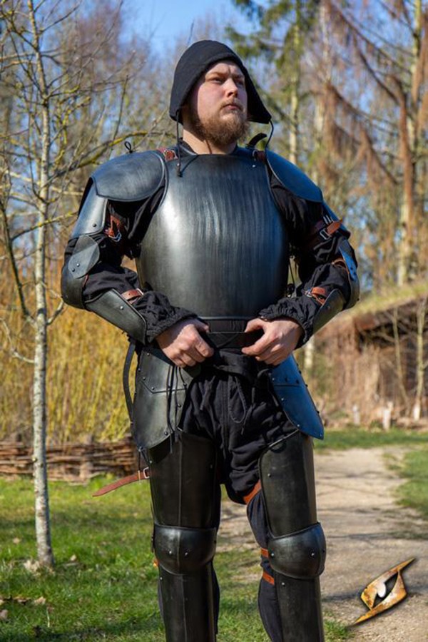 Armadura completa de soldado medieval, acabado negro