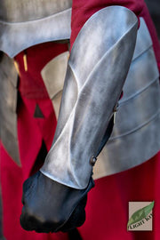 Brazaletes de los Guardias del Palacio de Epic Armoury