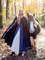 Capa medieval de lana con capucha