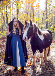 Capa medieval de lana con capucha
