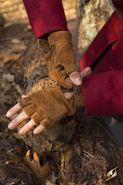 Guantes Celtas de gamuza marrón, cierre hebilla