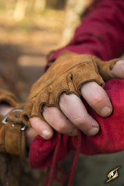 Guantes Celtas de gamuza marrón, cierre hebilla