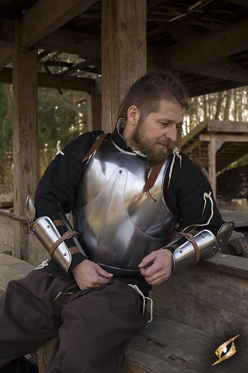 Brazales y codales de armadura medieval en acero