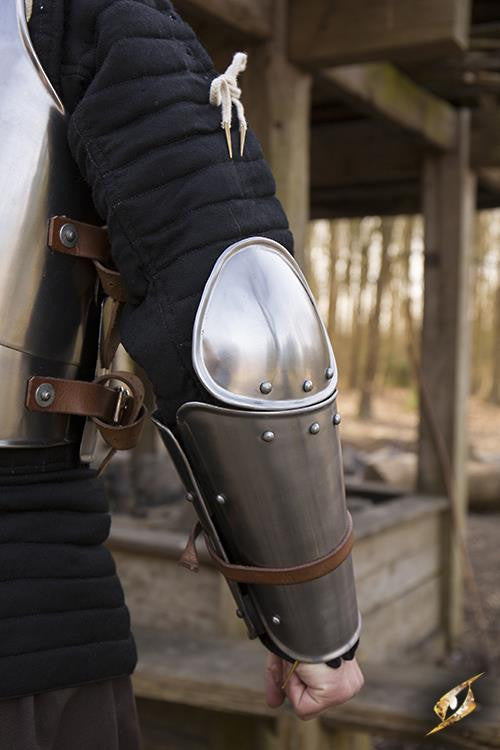 Brazales y codales de armadura medieval en acero