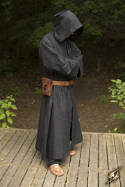 Túnica medieval negra de monje Benedictino