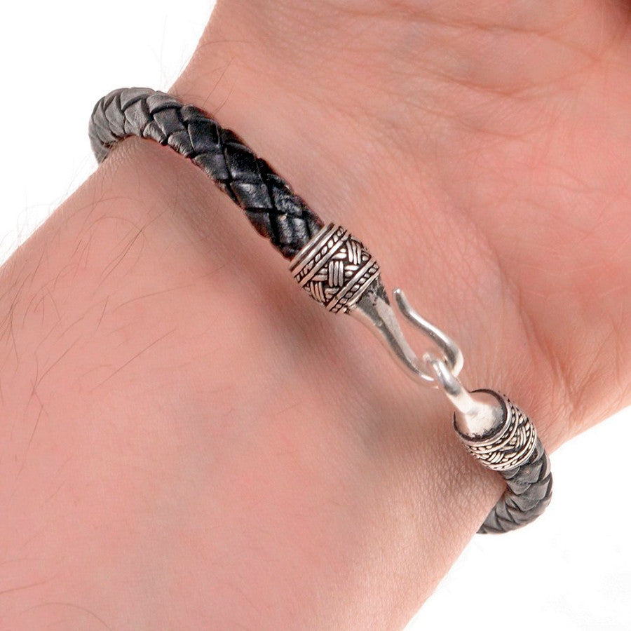 Pulsera trenzada vikinga con abalorios plateados en cuero negro