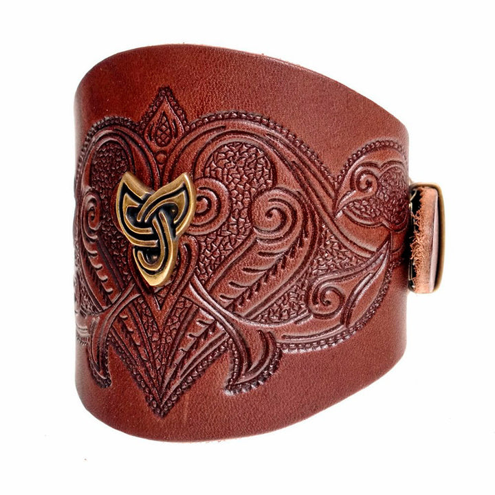 Pulsera triqueta celta con relieves en cuero