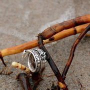 Anillo vikingo con letras rúnicas del Futhark