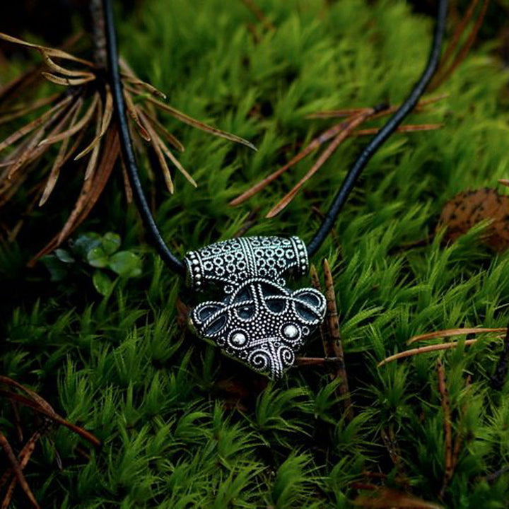 Colgante y amuleto vikingo martillo de Thor, cuervo de Sigtuna