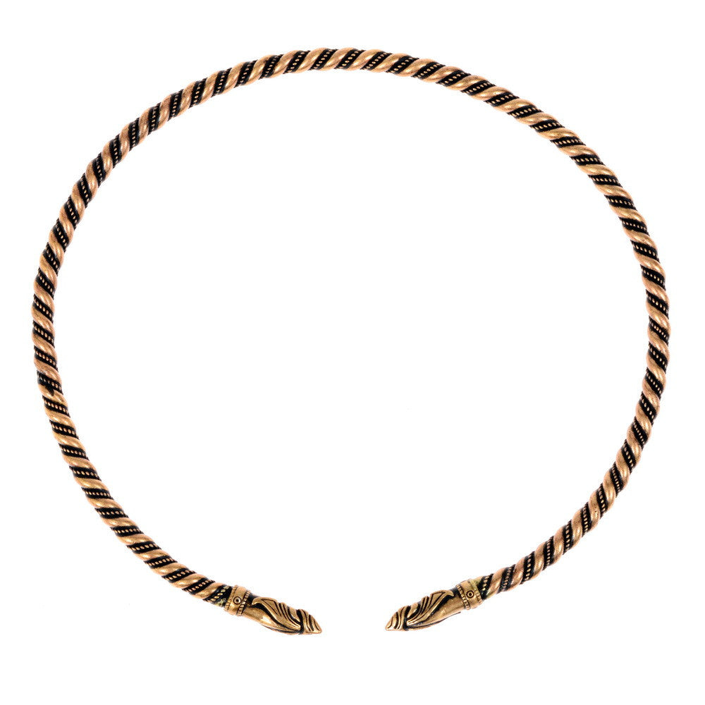 Torque vikingo con cabezas de cuervos