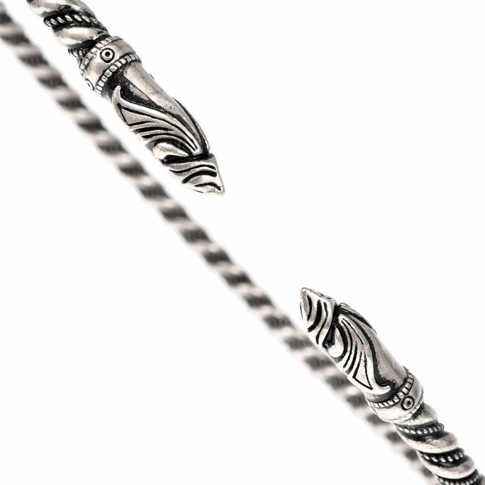 Torque vikingo con cabezas de cuervos