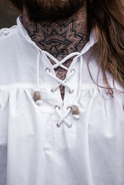 Camisa medieval Adrián con cordones, blanca o negra