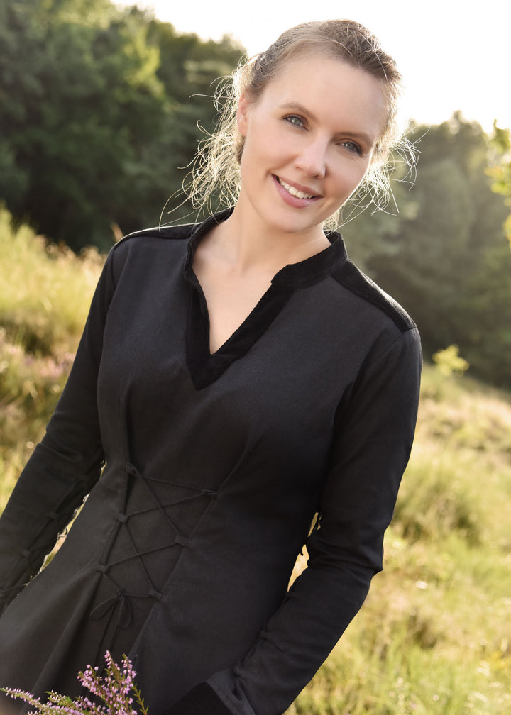 Vestido medieval Cortesana Meira con detalles en terciopelo, negro