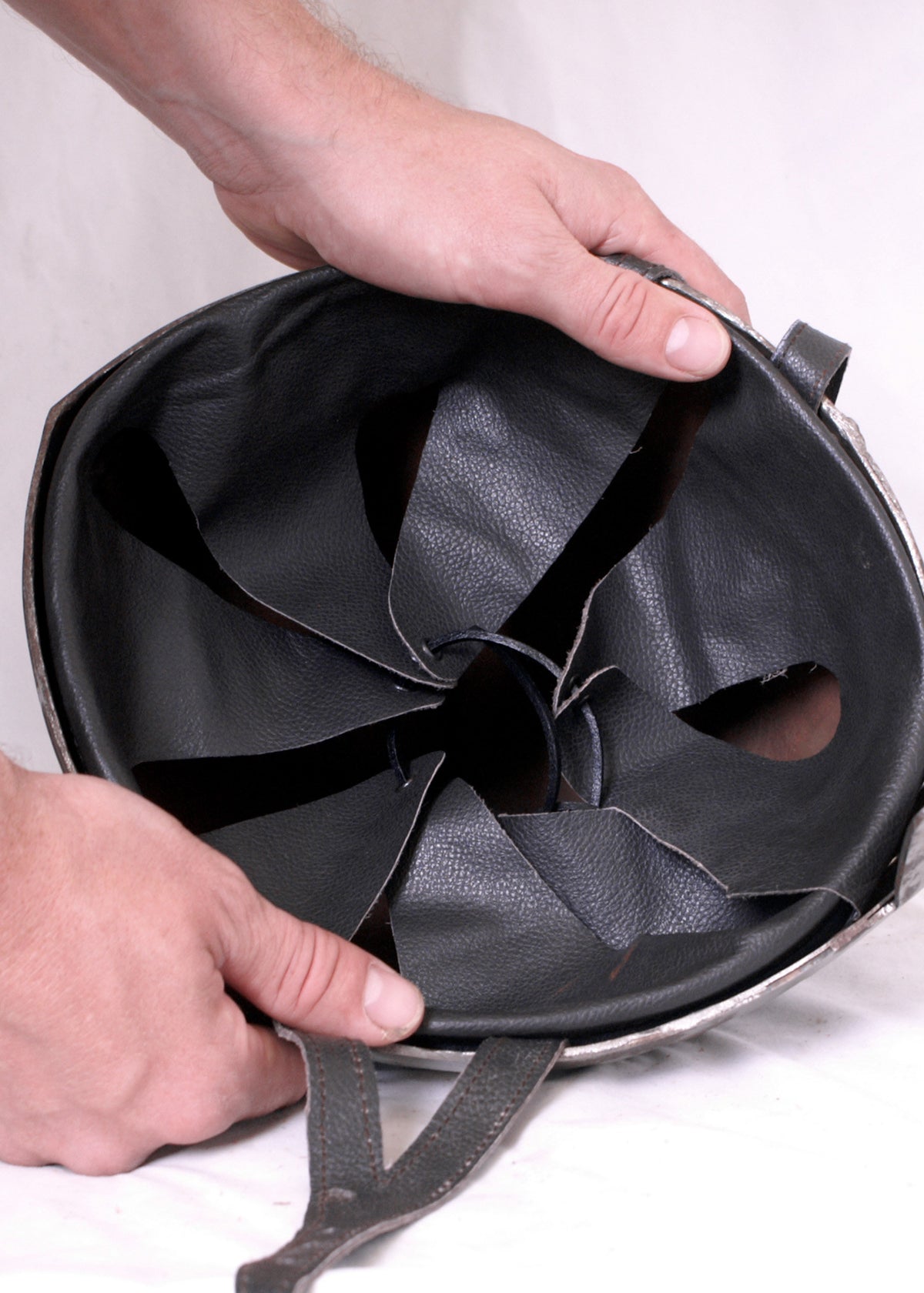 Acolchado interior de cuero para cascos medievales