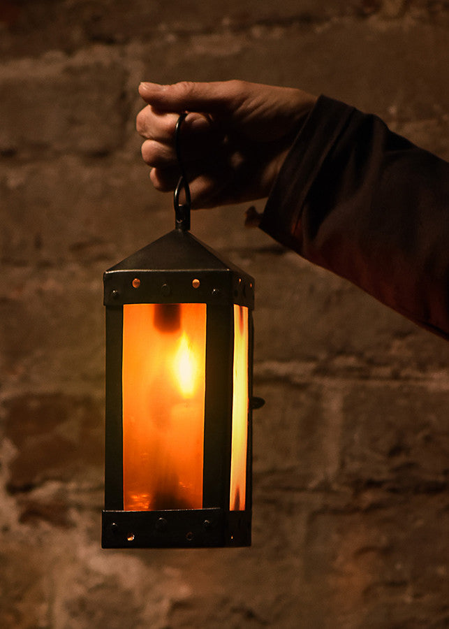 Farol Medieval Cuadrado con Ventanas de Cuerno, hecho a mano