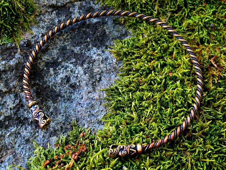 Torque Vikingo Gotland cabezas de Dragón