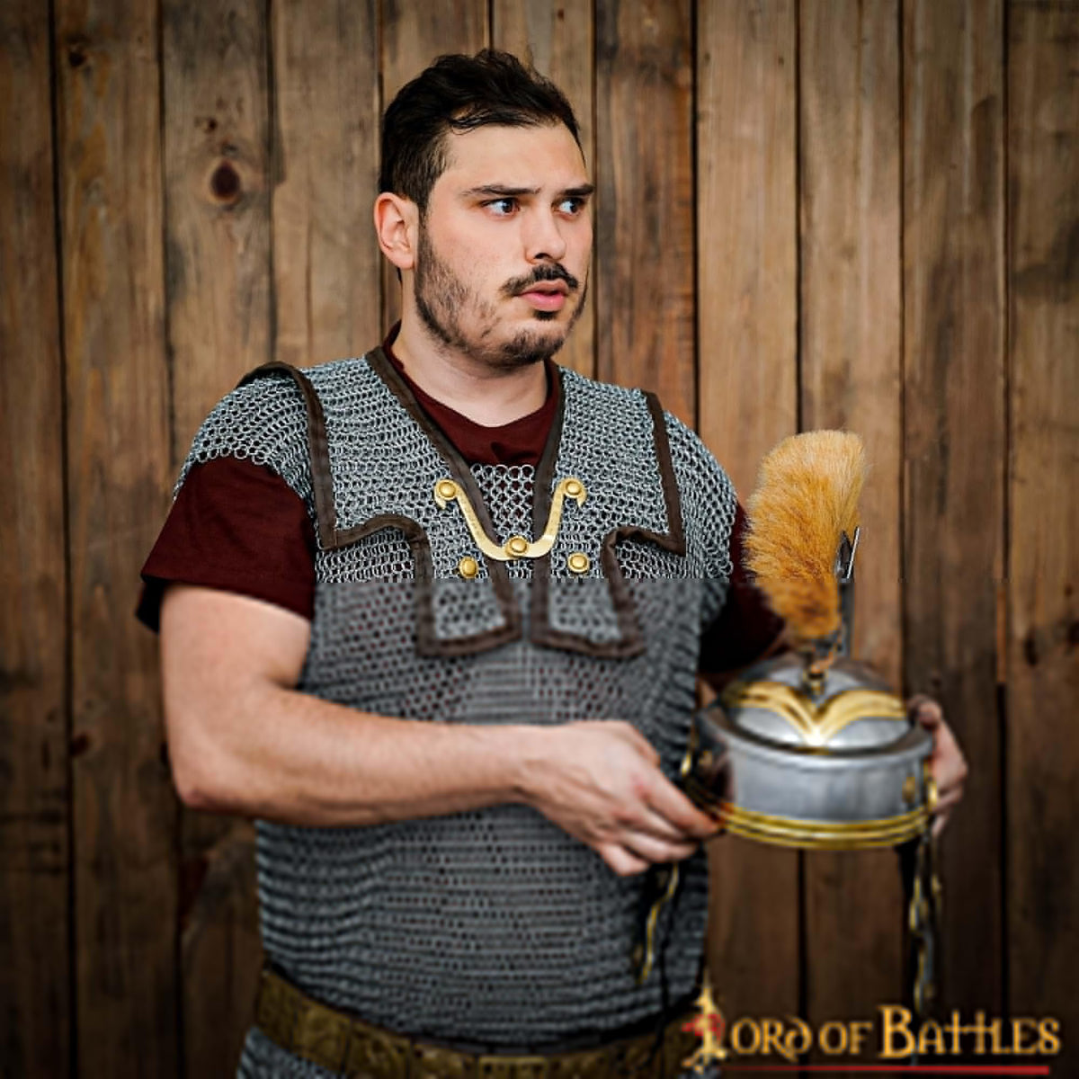 Casco de centurión romano con penacho marrón