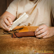 Peine medieval en hueso con funda incluida
