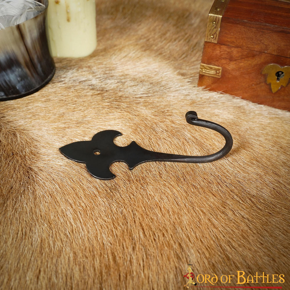 Colgador medieval flor de lis en forja para pared
