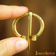 Broche vikingo de latón, 3,5 cm.