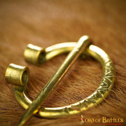 Broche vikingo de latón, 3,5 cm.
