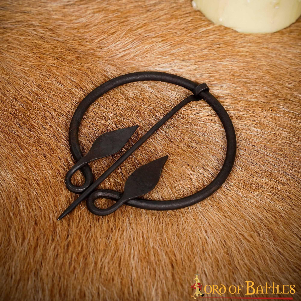 Broche de capa medieval con extremos en forma de hoja