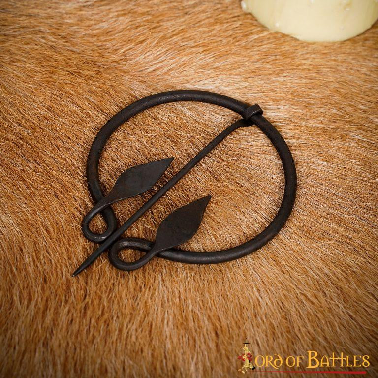 Broche de capa medieval con extremos en forma de hoja