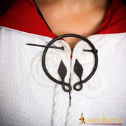 Broche de capa medieval con extremos en forma de hoja