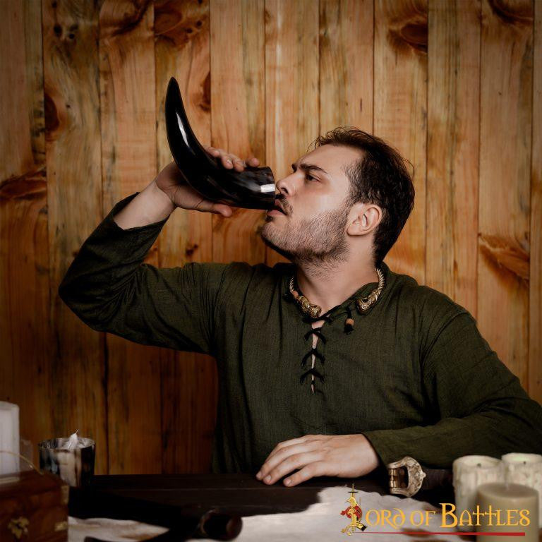 Cuerno para beber con nudos celtas grabados