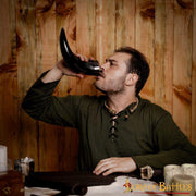 Cuerno para beber con nudos celtas grabados