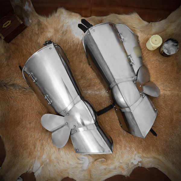 Armadura medieval clásica para piernas